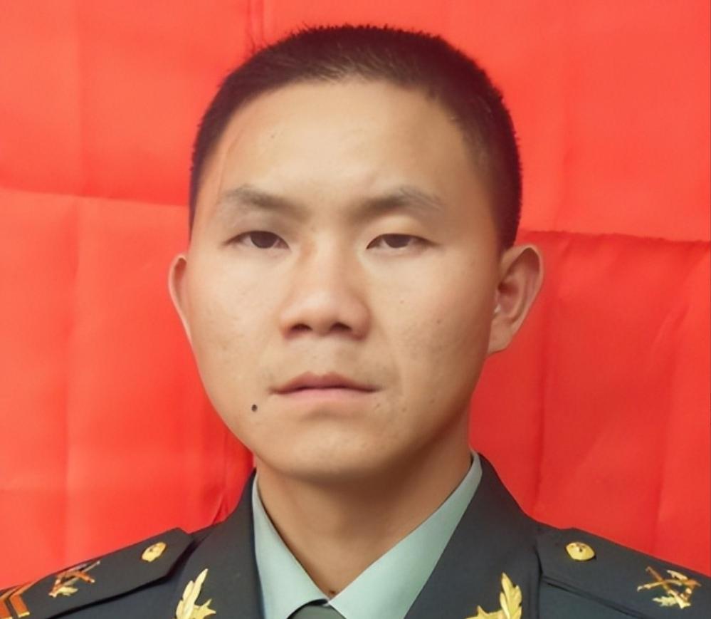 “闭嘴！老子摸一下怎么了！”2001年，一歹徒撕开女孩胸前的衣服，欲行不轨。女孩