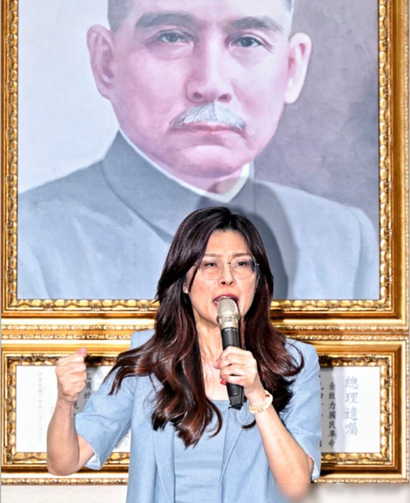 中共中央向郑丽文发出贺电。

针对郑丽文当选中国国民党主席一事，中共中央贺电内容