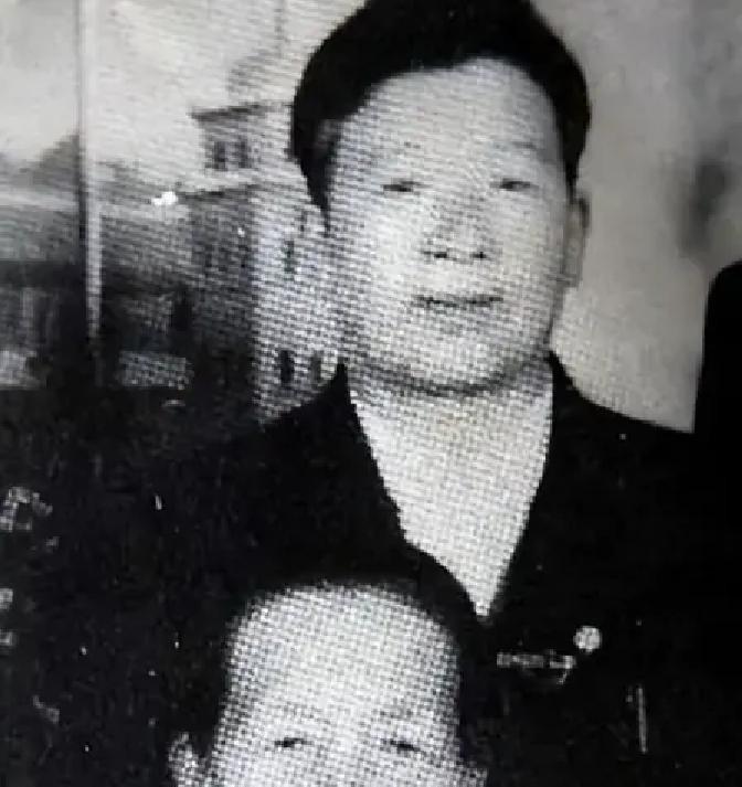 一个背了50年的号码，没等来养子的回电，2001年春天，李秀荣去世，墓碑上，家人