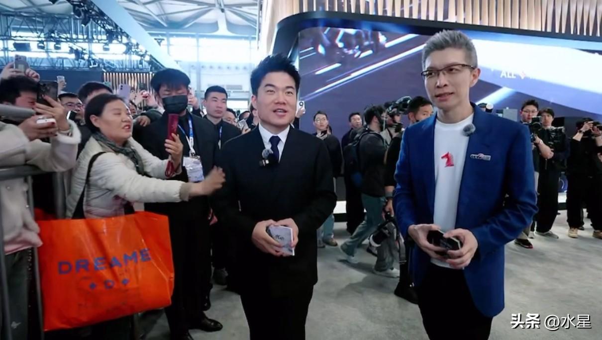 昨天董宇辉和朱广权直播时
有个围观群众突然伸手拽董宇辉
虽然宇辉快速挣脱了
安保