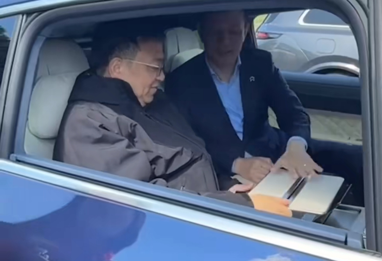 不是，为什么总是有人嘲笑蔚来的大桌板，虽然不大但感觉很实用啊[吃瓜] ​​​