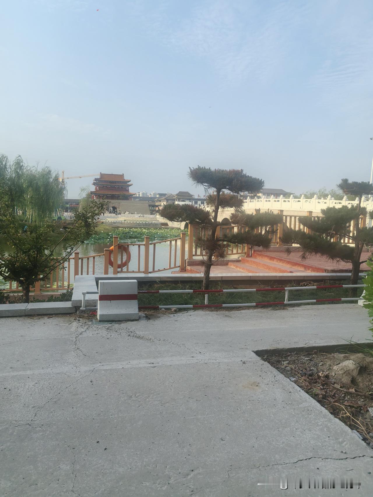 网红景区爆火即翻车？别拿“打卡照”当遮羞布
 
某网红景区最近火得一塌糊涂，短视