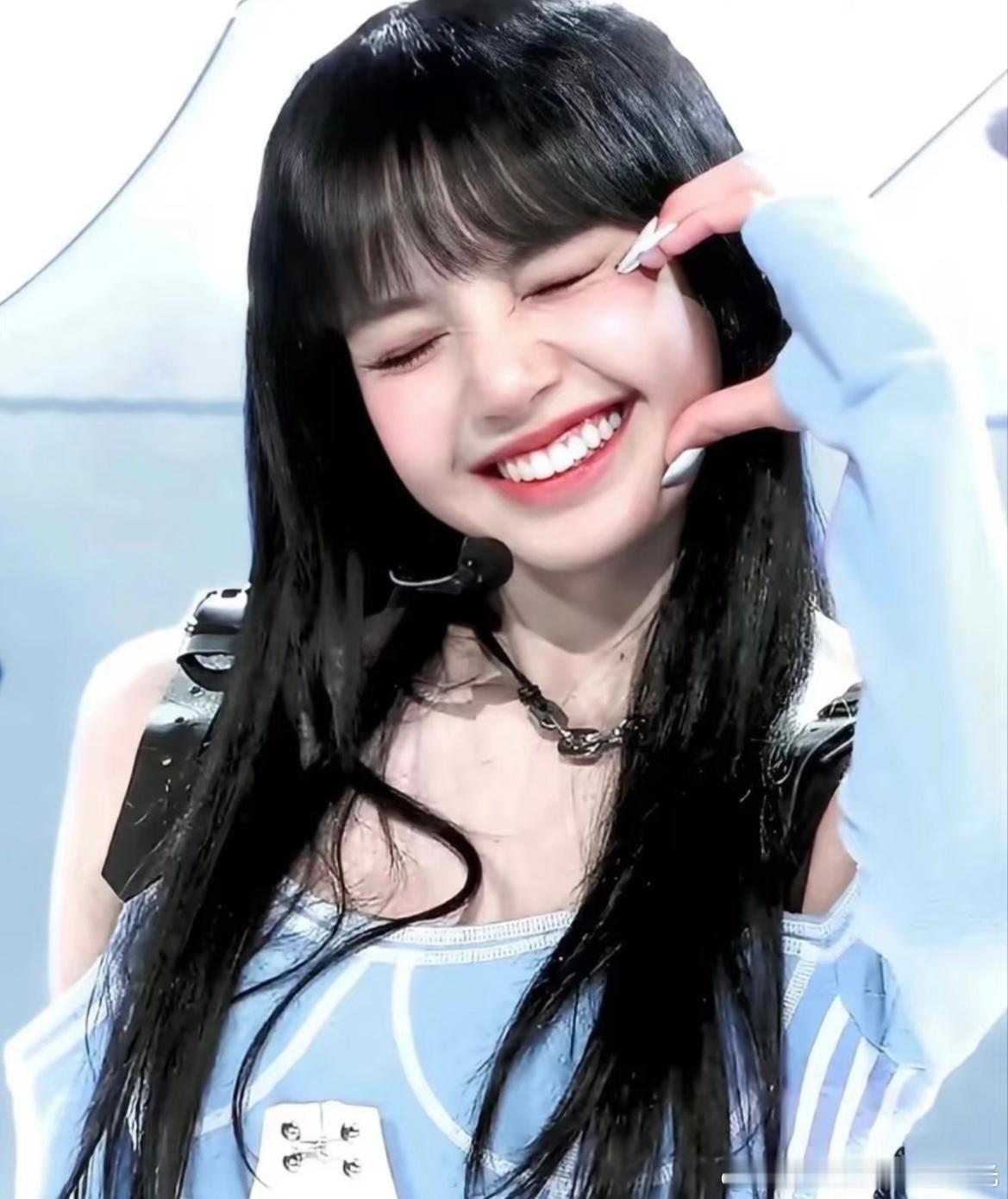 Lisa蕾丝套装一定要这样吗……Lisa的脸是好看的，怎么妆造现在越来越泰了？韩