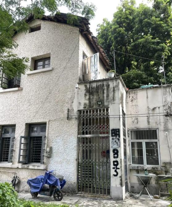 “简直不讲理！”6月10日报道，广东广州，一女子与亲人回乡祭祖，结果发现祖辈留下