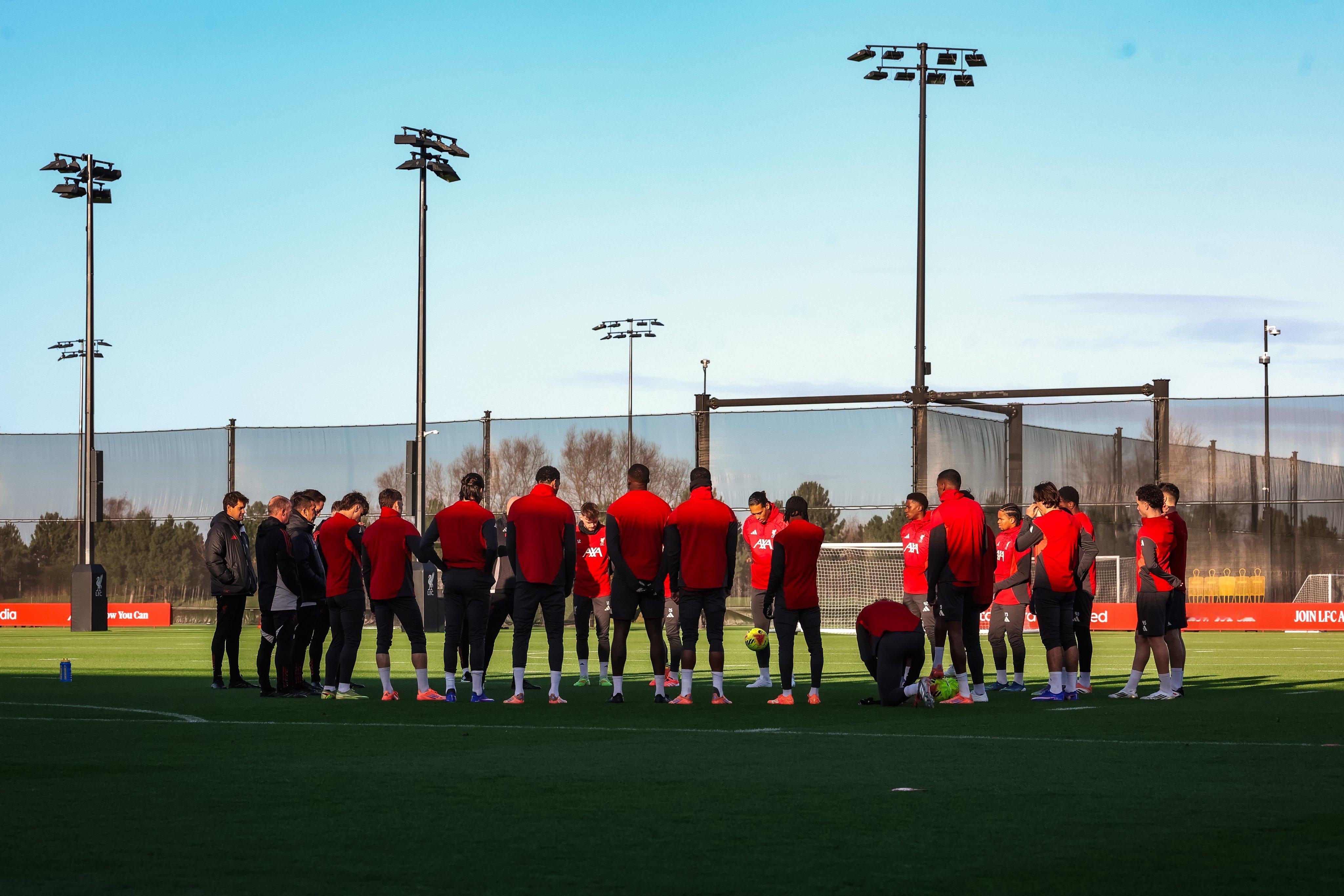 想起克洛普时期训练前鼓掌唱生日歌的画面，今日应该是为索博获奖吧👏 