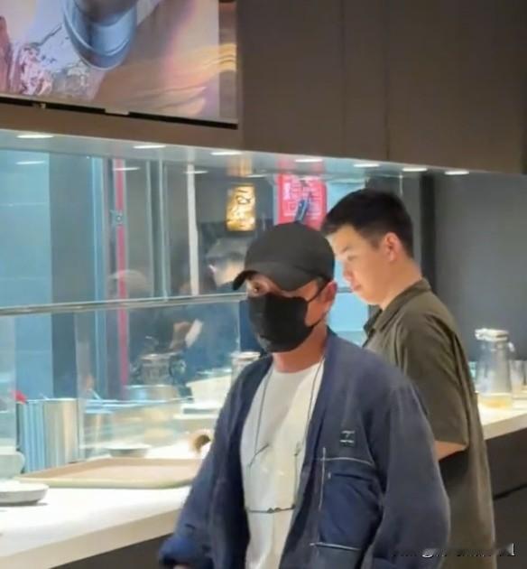 上海一陕西风味面馆开业人气旺，店主亲自招待顾客超亲和。
上海静安区一家名为“八号