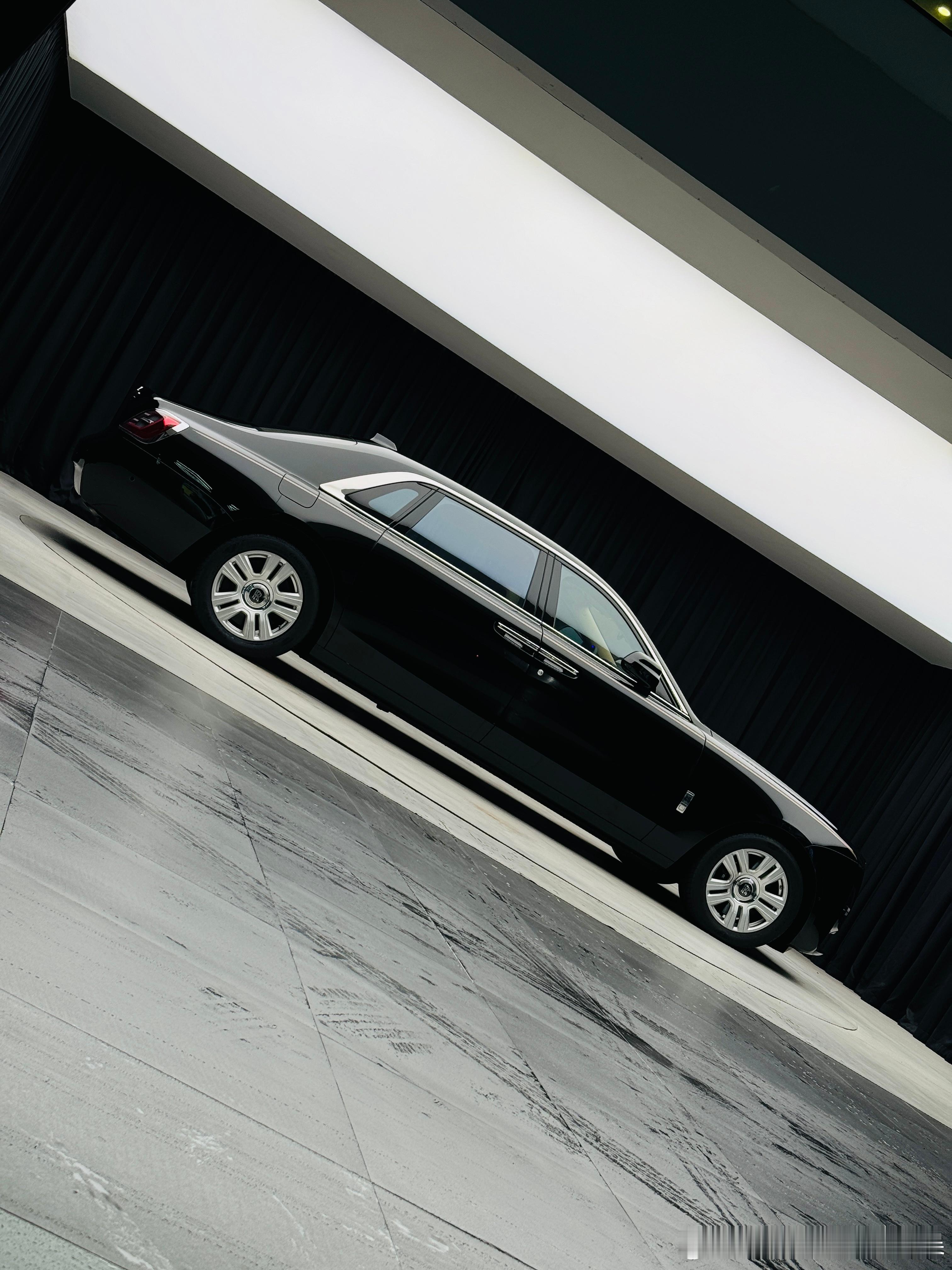 旋转展示工位 迎来目前最长车辆#车之炫##福州##劳斯莱斯#  ​​​