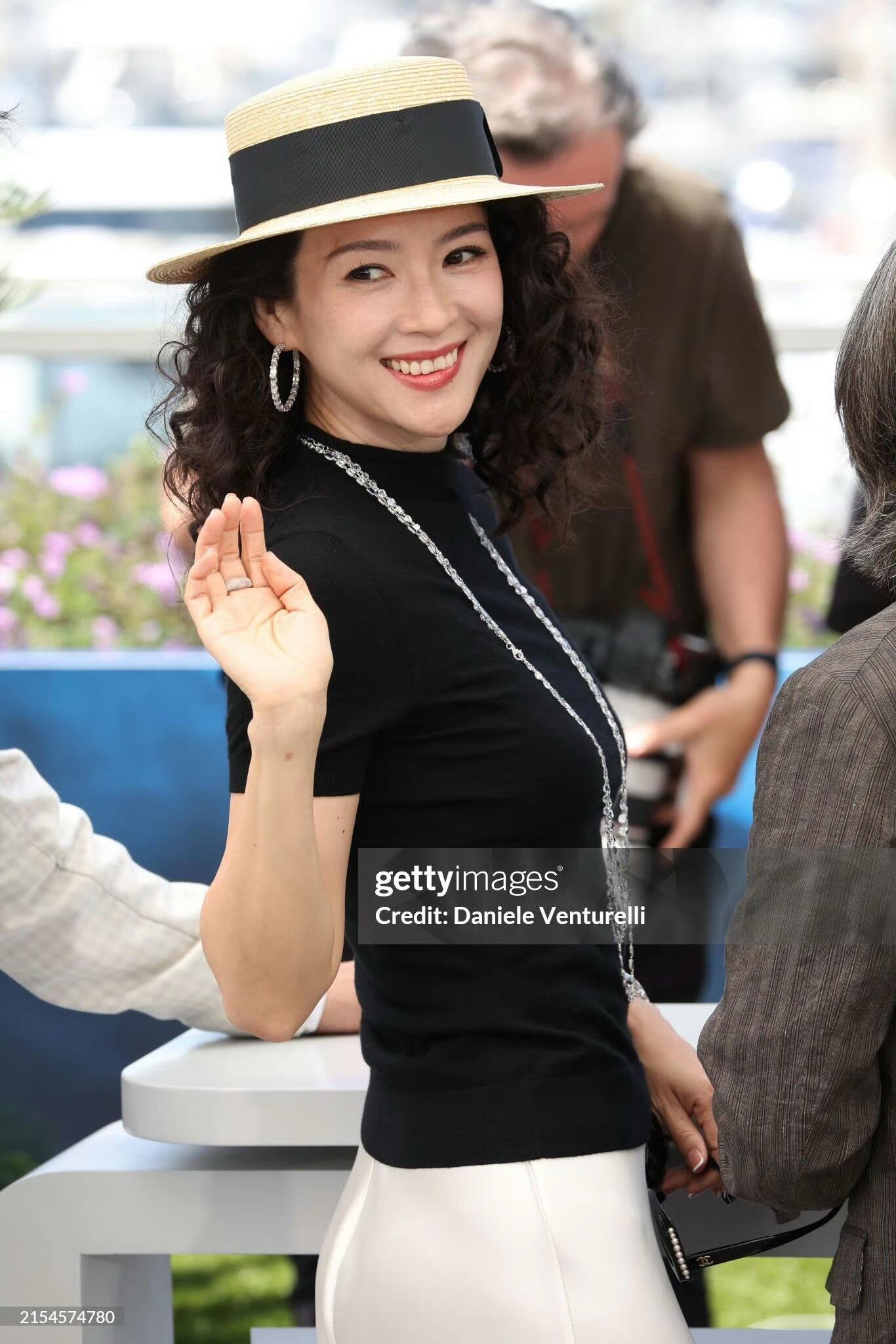 酱园弄时期的章子怡酱园弄时期的章子怡穿着胶带就上红毯大鲨四方了，短发造型、礼帽造