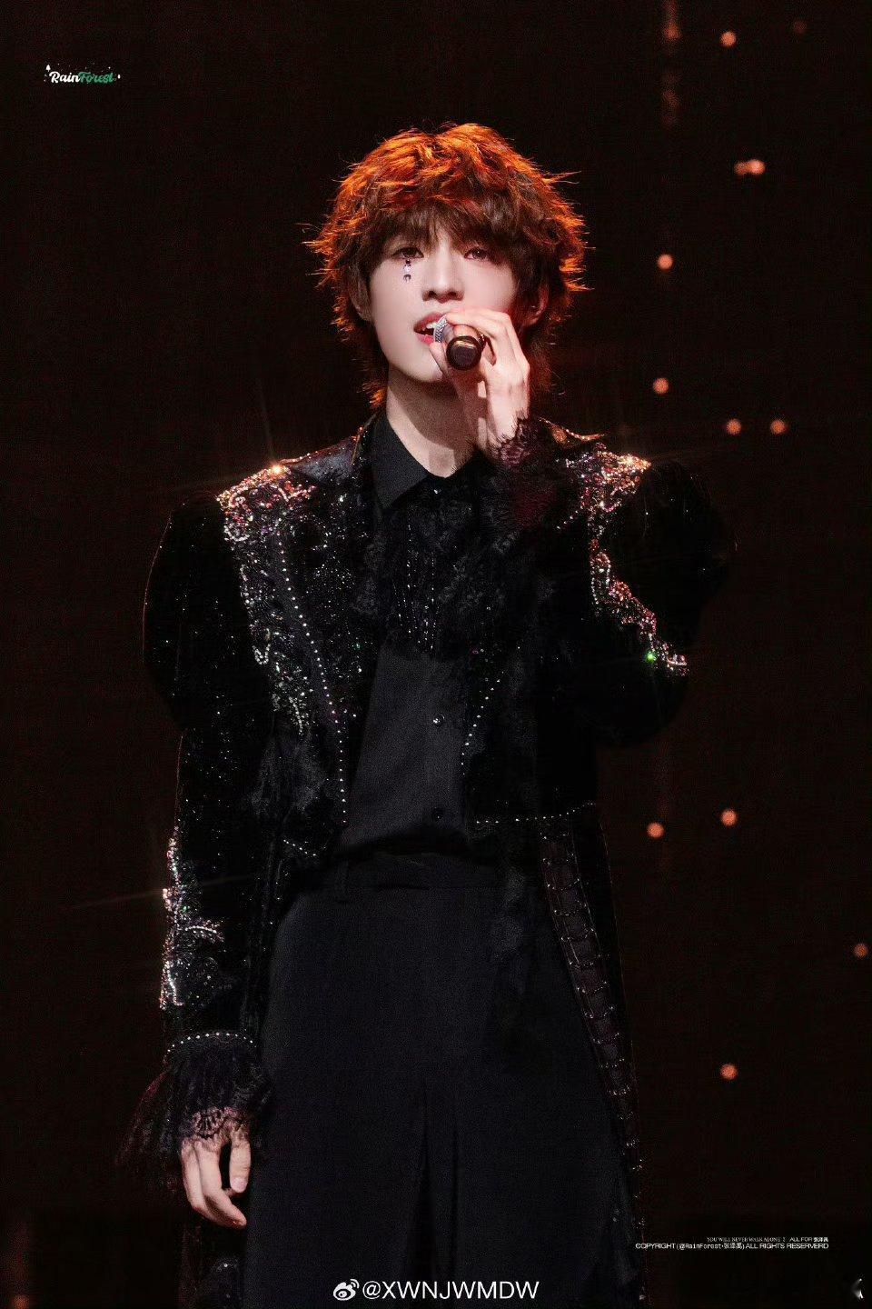 张泽禹给大家做个霉豆腐新年氛围拉满不停歇，萌趣小雪宝相伴左右，亲手做霉豆腐的小确