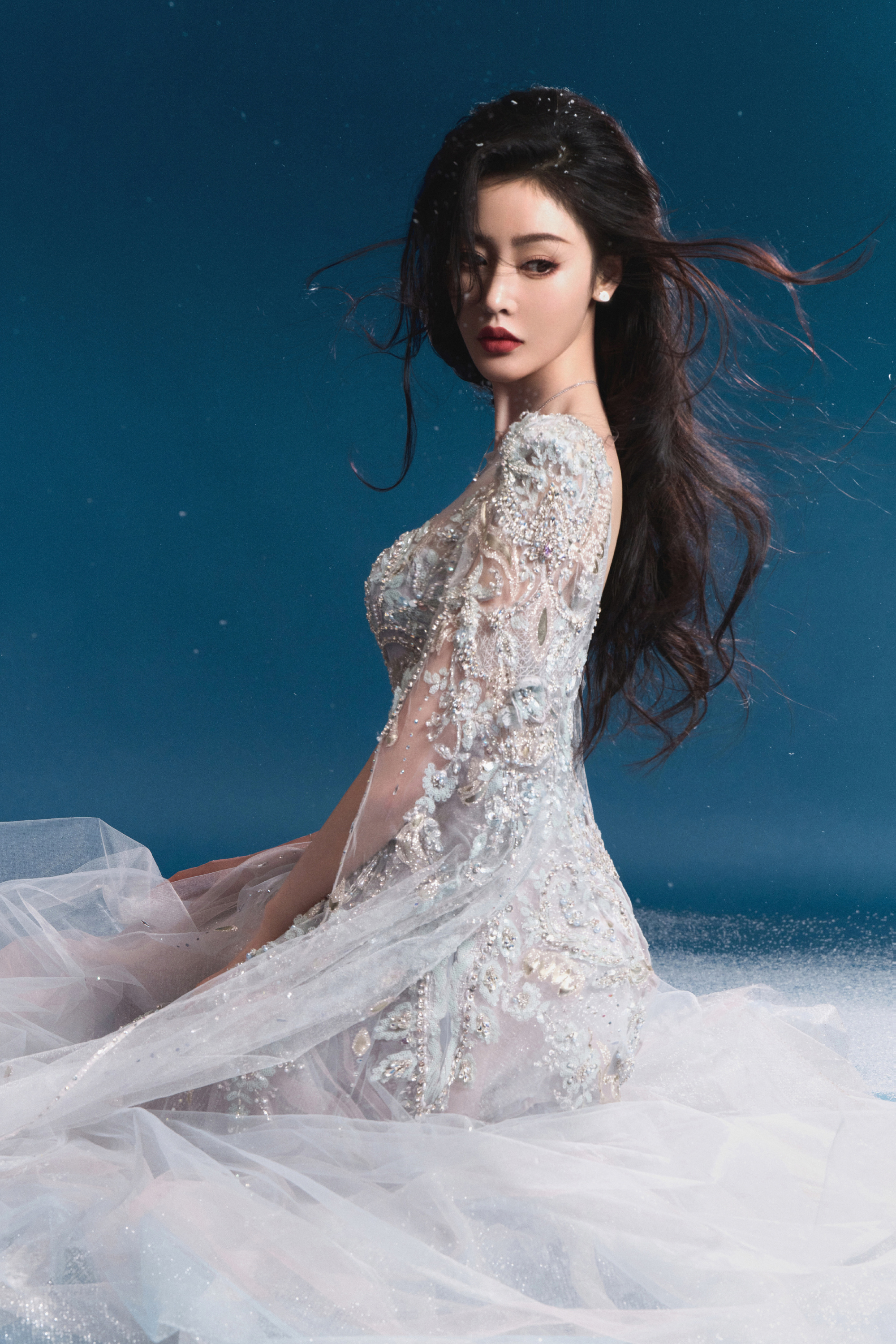 张天爱，白色蕾丝纱裙，浪漫迷人的格调。张天爱