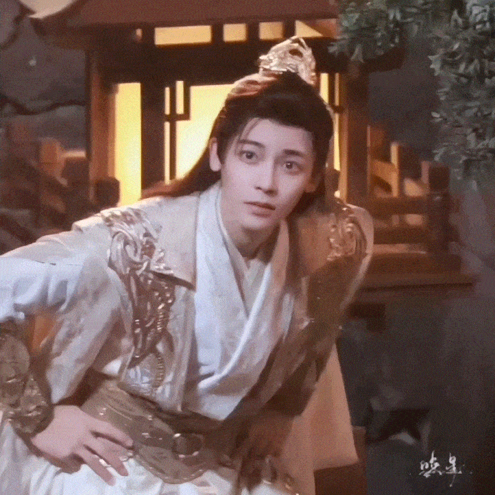 大梦男主妆容这么老气的，把侯明昊化老了十岁。 ​​​