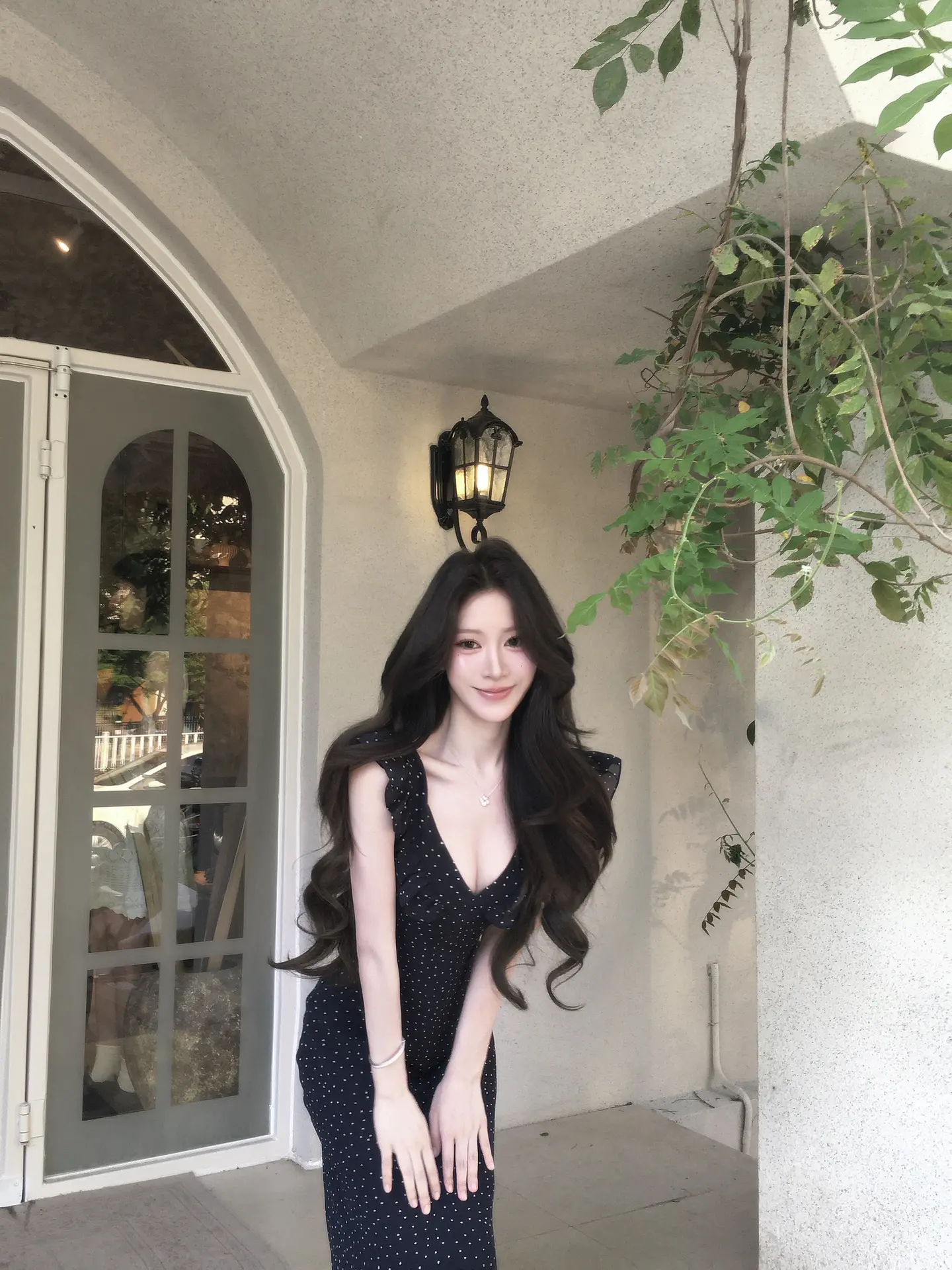 墙角开了一朵小花,没人管她自己长大