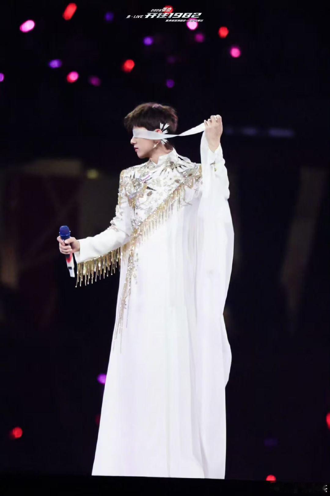 张杰演唱会未live的意义携手走过的时光，精心准备的惊喜，都成为未 LIVE 最