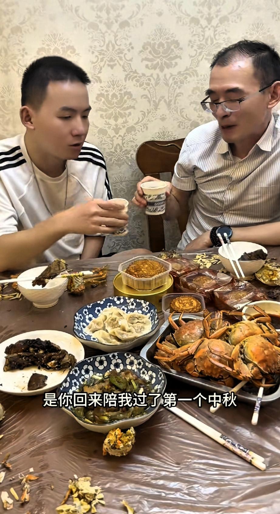 老谢这回该认输了吧。中秋节老谢和儿子浩男在自己家里团聚，父子俩看着很亲热，但总感