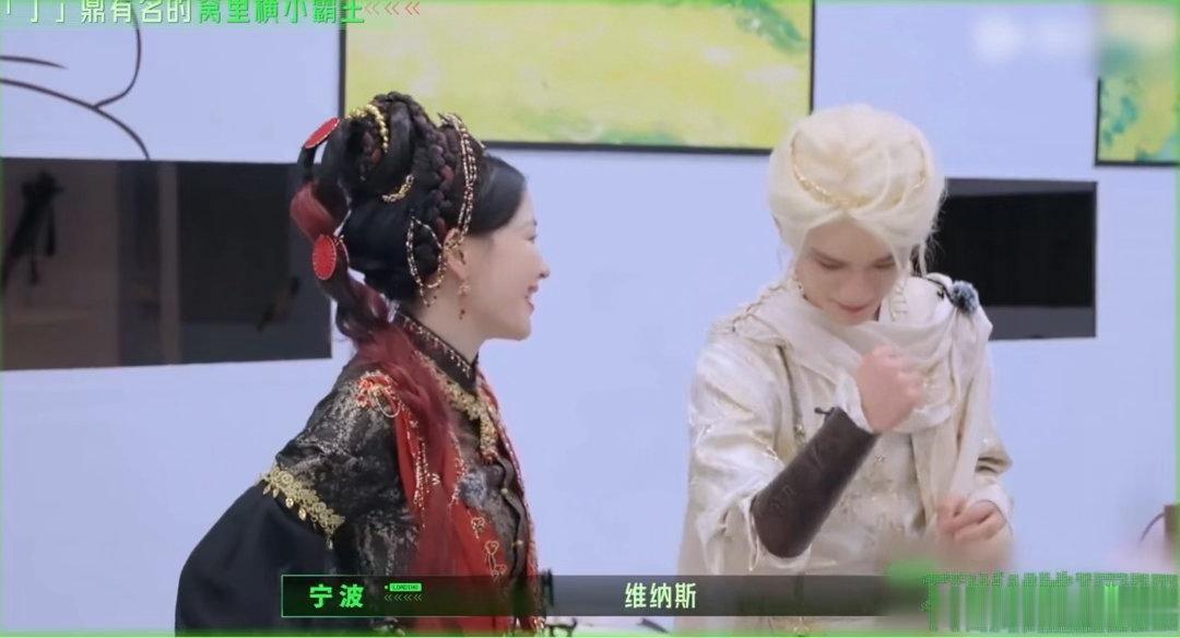杨超越说丁程鑫像个艺术品开始推理吧笑晕了！金发丁程鑫只是安安静静站着，周柯宇就说