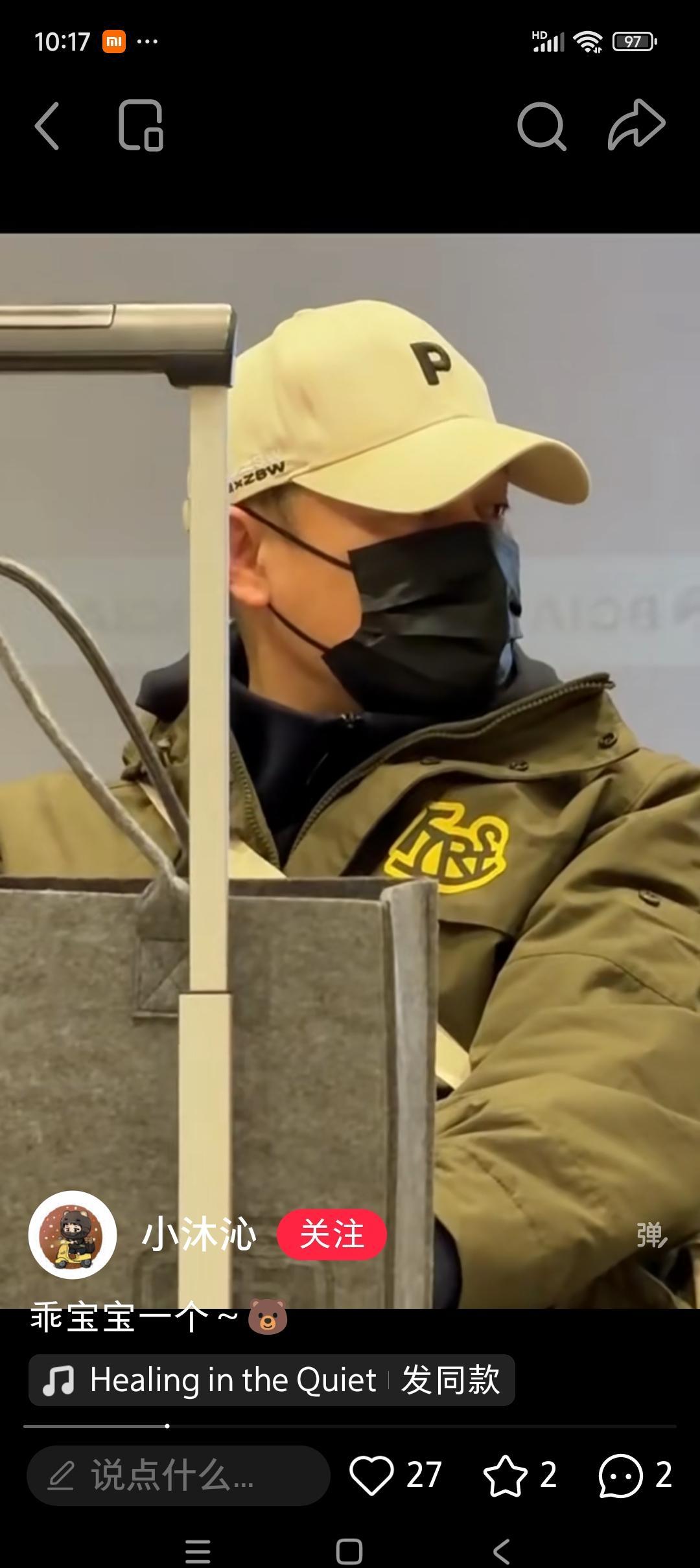 顶流演员张颂文，被公众捧在掌心，却在春节被流量碾碎。
他本该是休息的港湾，却活成