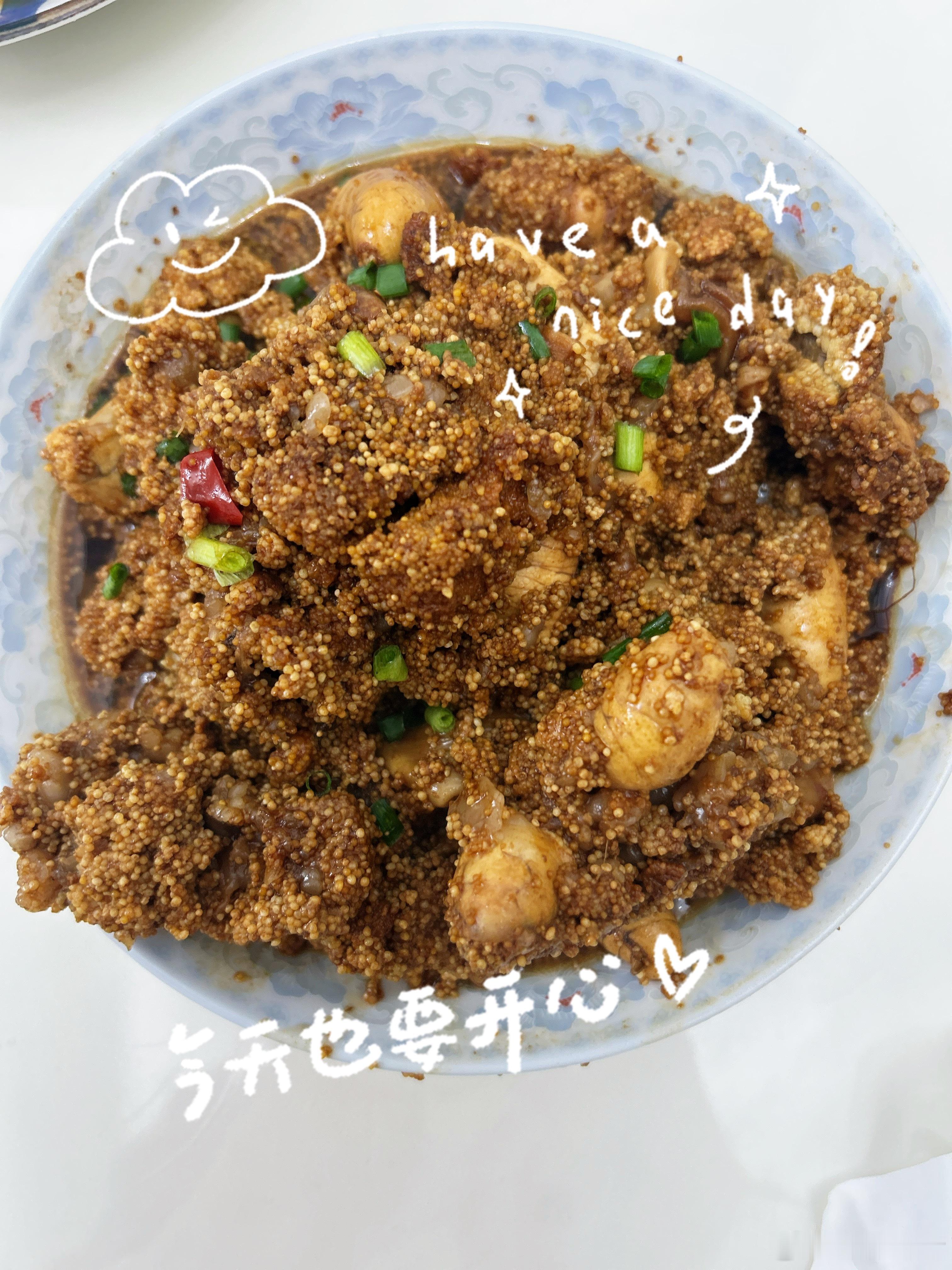 下午突然很想吃鱼籽鱼泡泡，老妈说难得我点菜她骑电瓶车去菜场买，但外面下着雨，猪队