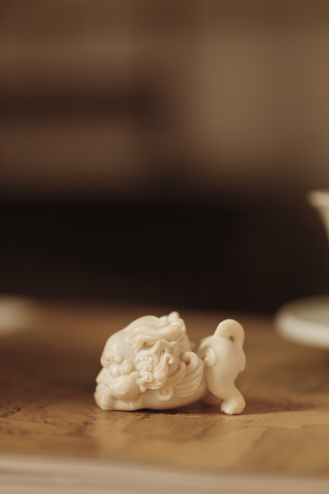 鹿角 | 麒麟献宝择料细腻，麒麟匍匐献元宝，姿态喜感有趣，灵气十足，置于茶席案头