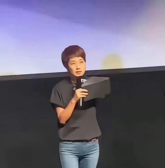 马伊琍这条裤子观感有点微妙，越看越别扭，不会是前后穿反了吧？ ​​​