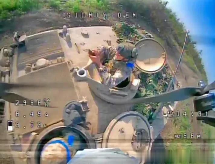 少见的无人机视角，
一名乌克兰士兵正在装甲车上专心玩手机时，
无人机摄像头拍摄下