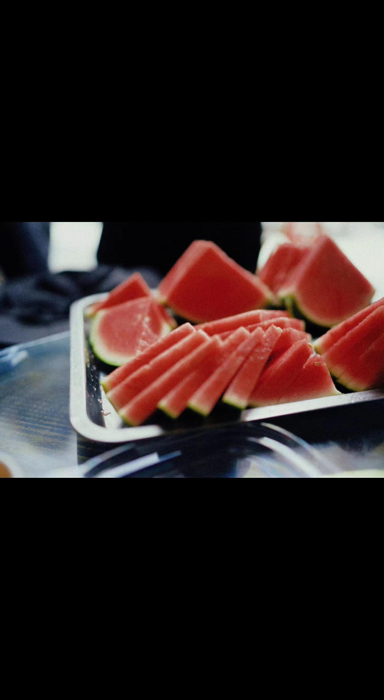 🍉 红瓤像被精准裁切的玛瑙，每口都在验证：科技让甜蜜无需吐核。自然馈赠与人类智