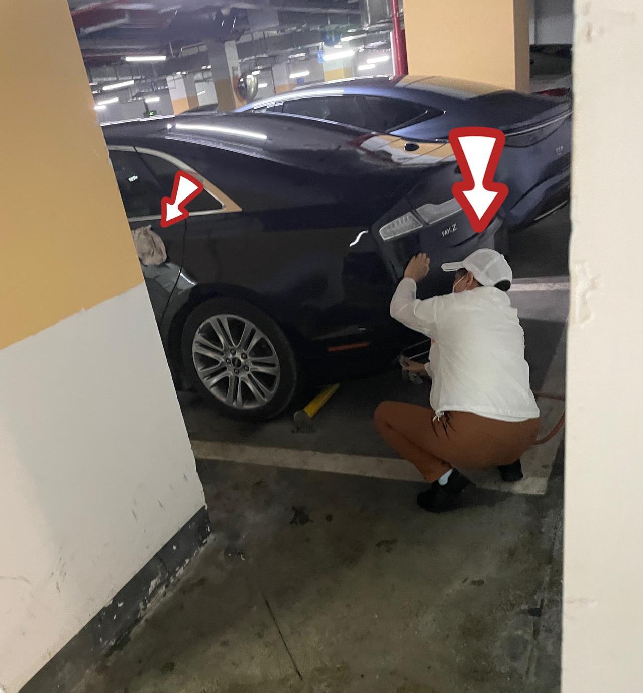 在小区车库，看到心酸一幕：一位老人正蹲在车旁，戴着帽子口罩，拿着刚从公共厕所洗干