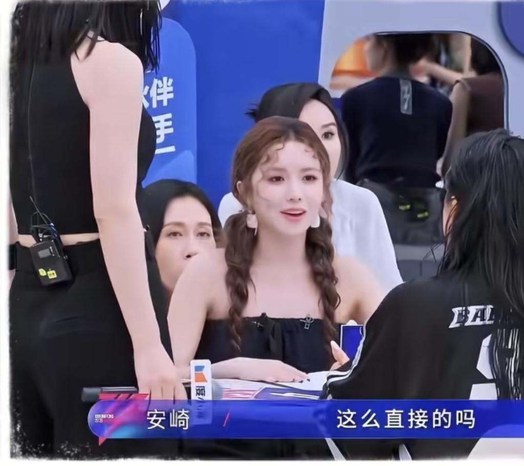安崎在娱乐圈为什么一直不火？都怪她那张嘴。

最早在唱歌综艺后台，周洁琼看表演太