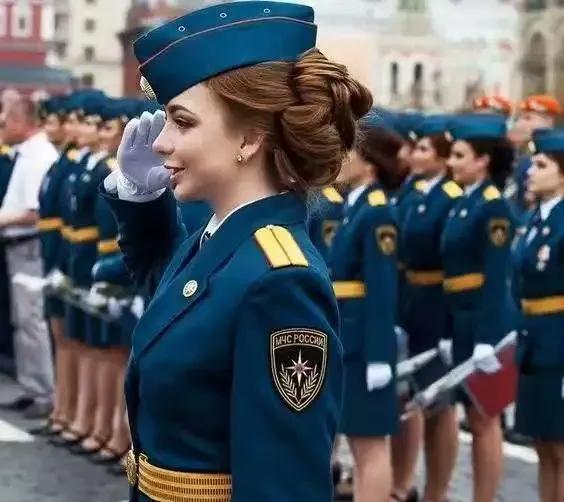 莫斯科红场胜利日阅兵。
俄国将再次击败纳粹。
英姿煞爽的女兵比大杀器更能吸引眼球
