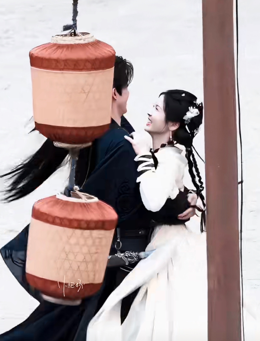 敖瑞鹏张淼怡《错世录》转圈圈公主抱路透，很甜很萌！ 