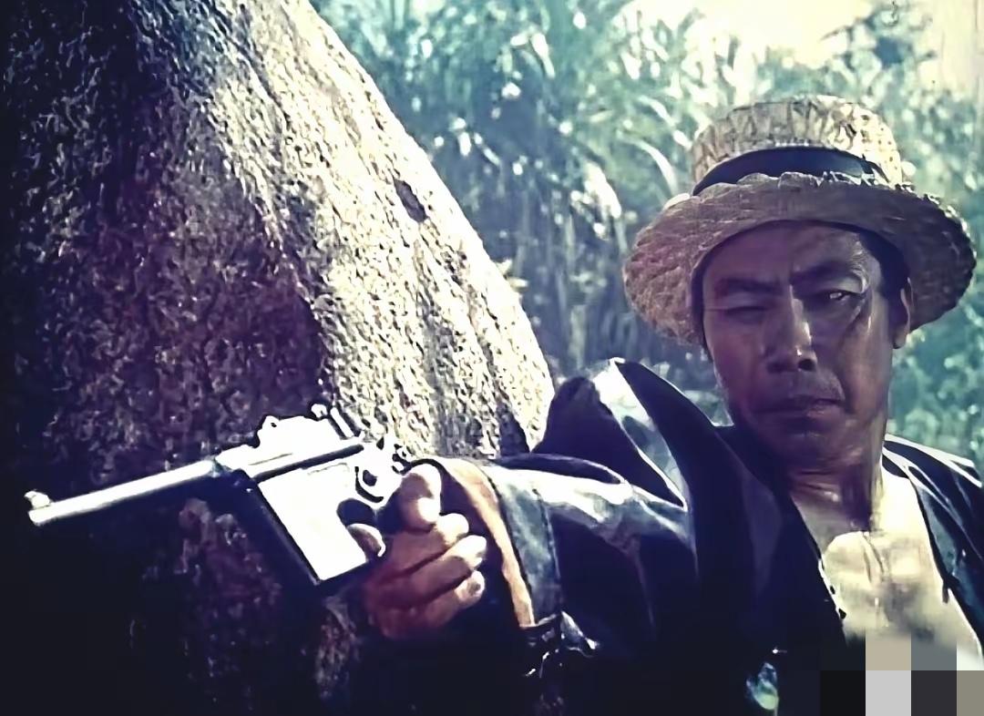 老电影的魅力就在于真实，《红色娘子军》就是个典型。里面土匪头子的开枪姿势，一看就