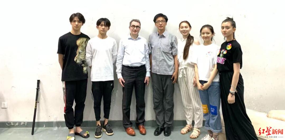 中央戏剧学院表演系主任王鑫因涉嫌严重违纪违法主动投案，之所以引发巨大关注，一个重