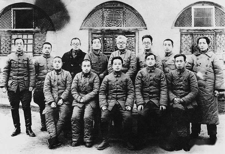 定格高光时刻:此照片成为王明回忆录封面。这张黑白合影拍摄于1937年12月延安，
