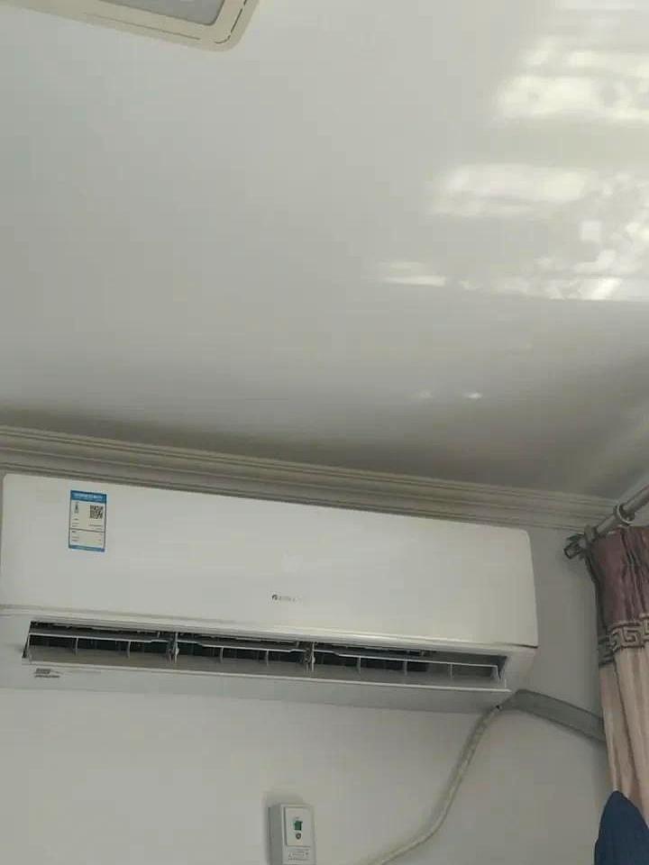 这几天真是热得发闷，街上人都像被太阳按住了，眼睛里盯的不是别的，就是7号，盼着明