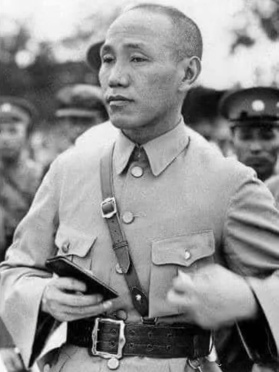 不少网友看到这张老照片都大吃一惊：民国时期的蒋介石，手里居然握着一块外形酷似智能