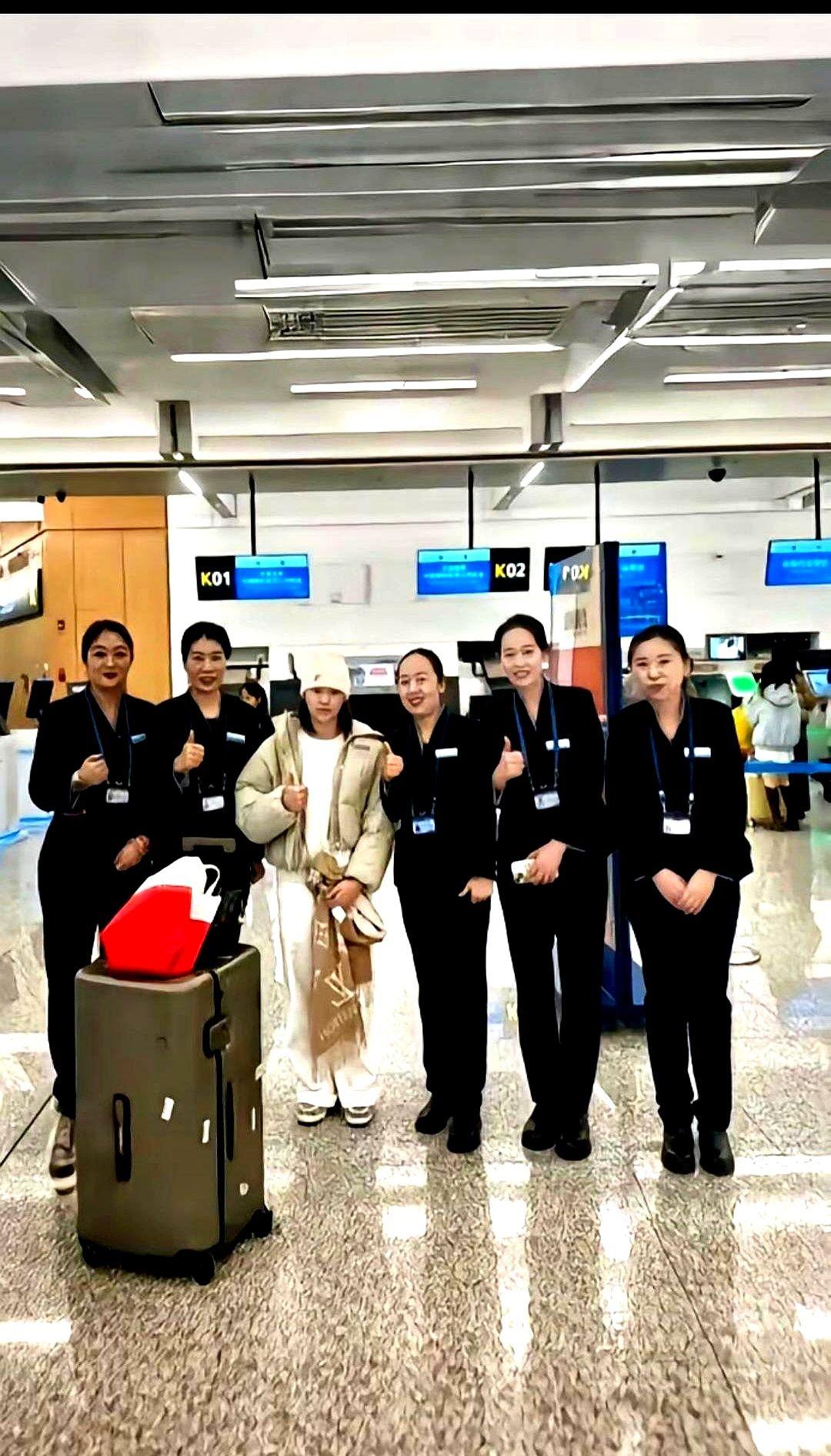 全红婵的“没架子”，真不是演出来的。

最近和空姐合影，大家又在夸她。其实她一直