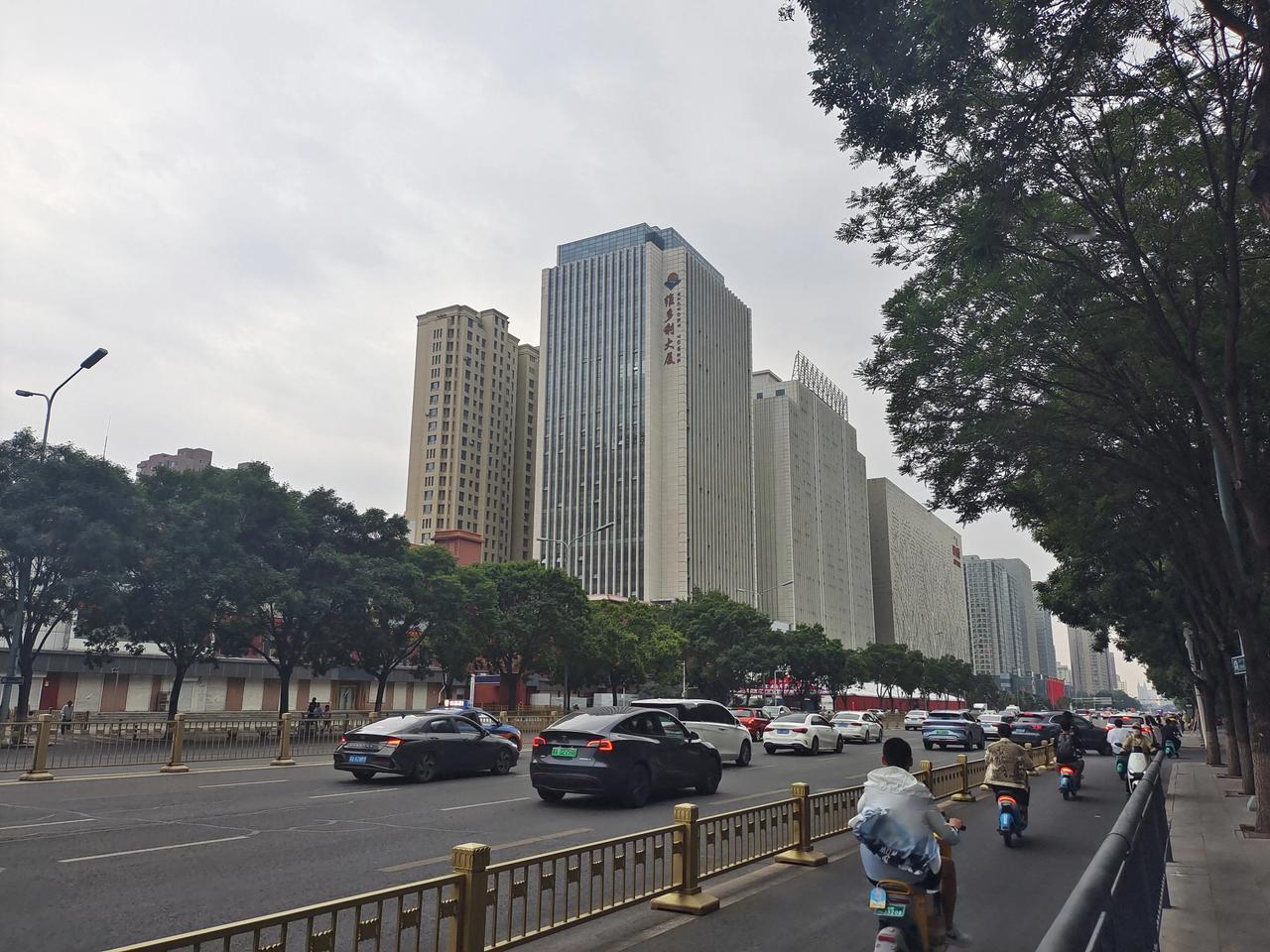 呼和浩特市取消新建商品住房“限价”了。
10月1日起，企业可以根据市场定价销售，
