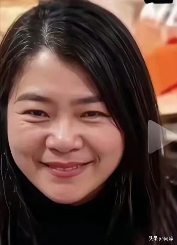 疙瘩鼻子眼藏笑，犹如夜猫在嚎叫。
若问因何要装笑？内心阴暗一团糟。
泼汤女的心理