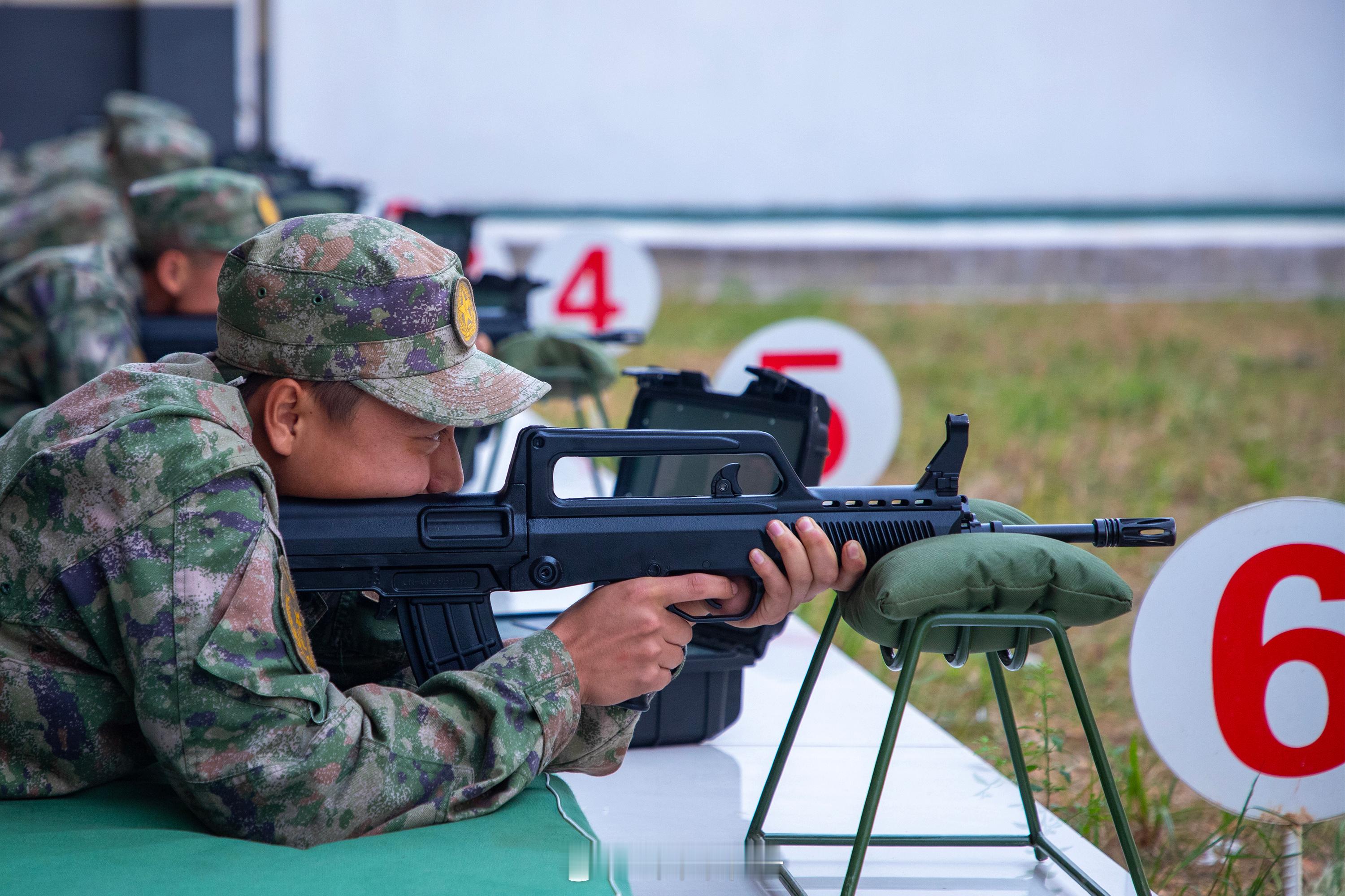 【直击海军官兵警卫比武精彩瞬间】近日，南部战区海军某基地训练场后装专业比武火热开