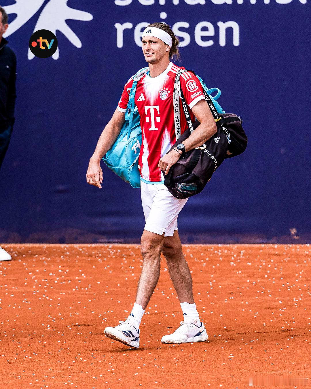 在慕尼黑打比赛的兹维列夫穿上这身拜仁“五花肉”球衣 还怪好看的拜仁前一天主场绝杀