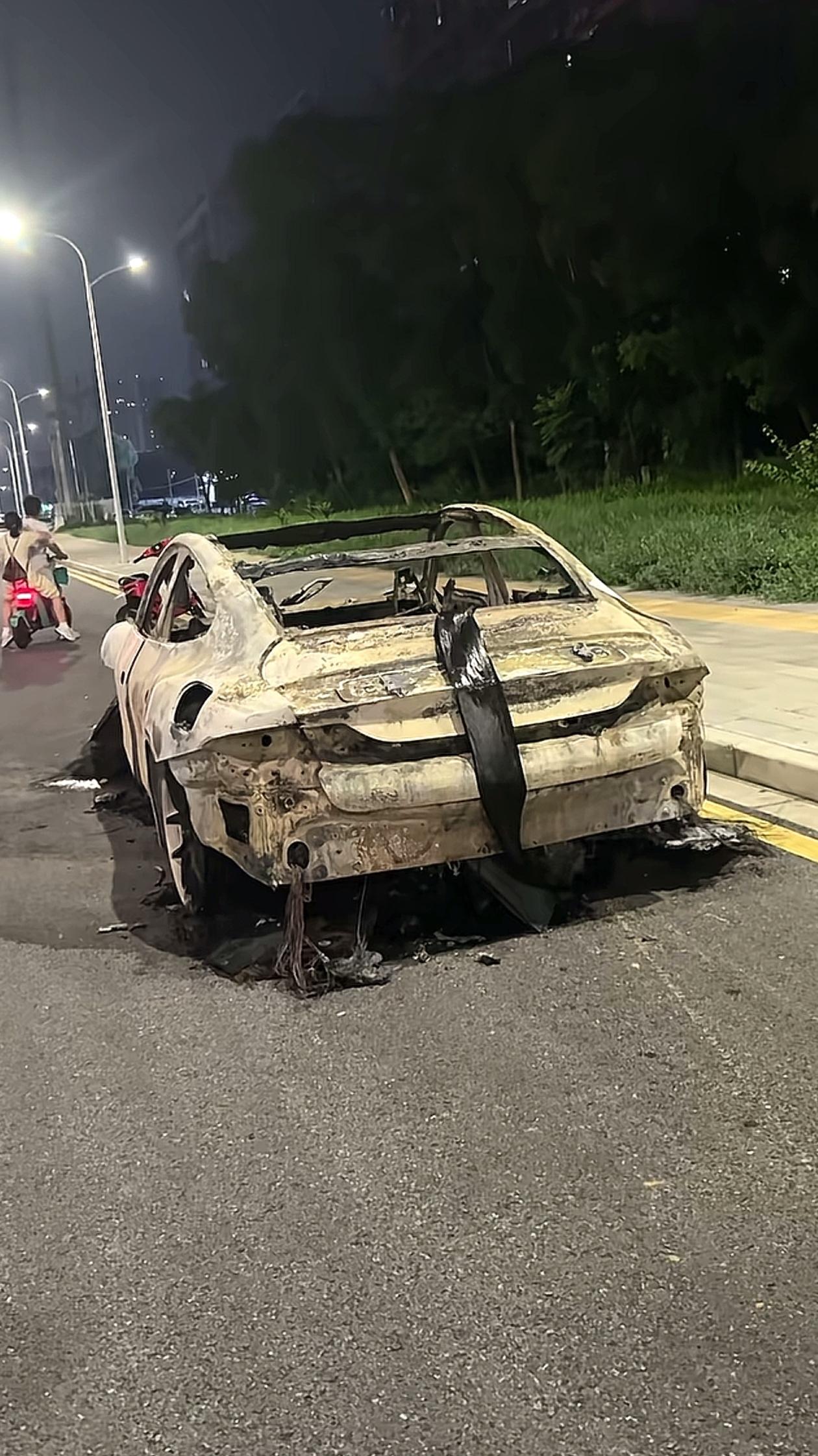 在路上看到这车，有谁知道是什么牌子的吗？
诚心求教[祈祷][祈祷]