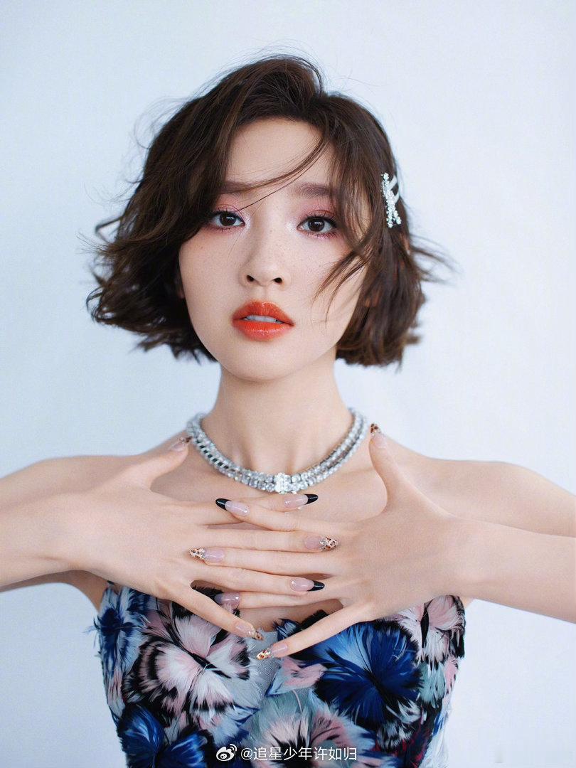 唐艺昕把蝴蝶穿在了身上 蝴蝶元素被唐艺昕穿出了高级感。不是甜腻的少女风，是带着仙