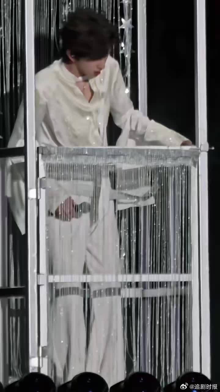 陈浚铭就这样一直挥手陈浚铭恐高  陈浚铭恐高，陈浚铭就这样一直挥手，看到在高高的