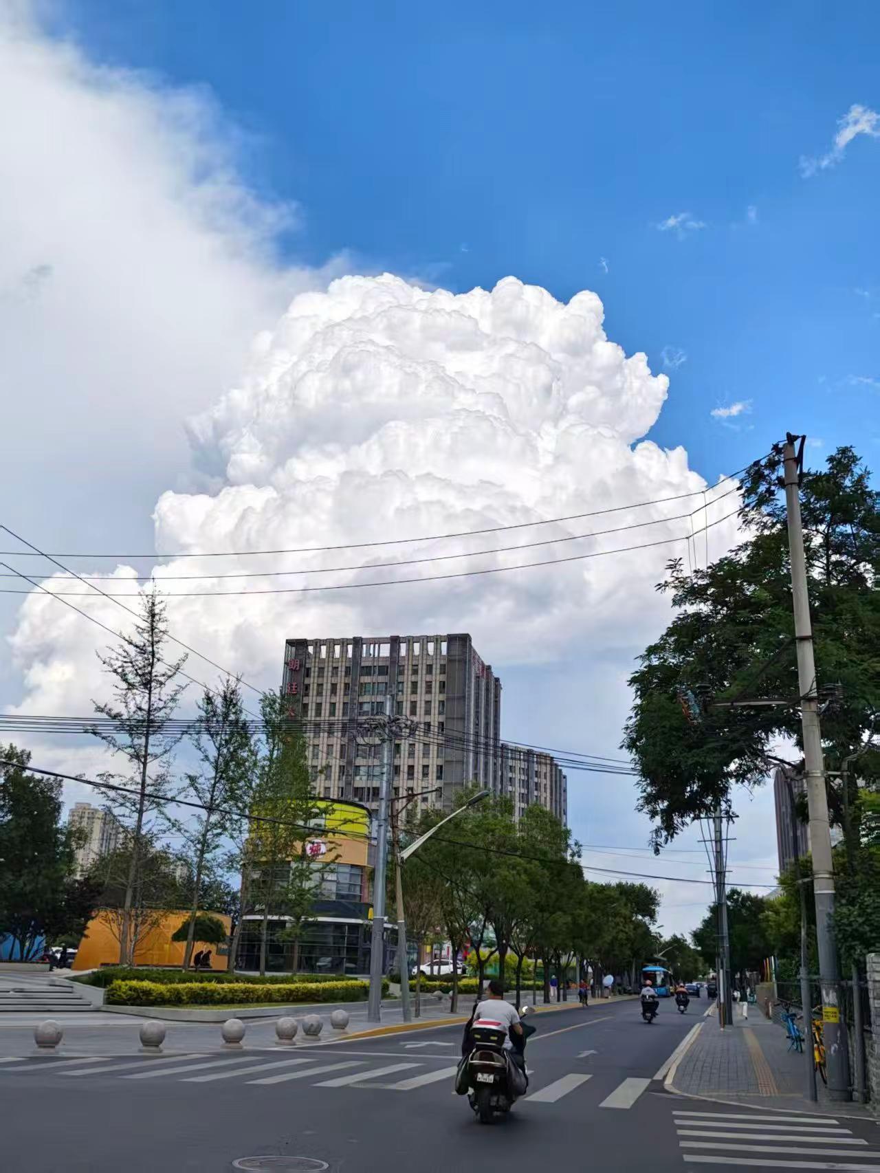 太震撼了。特别的云 云朵像棉花糖