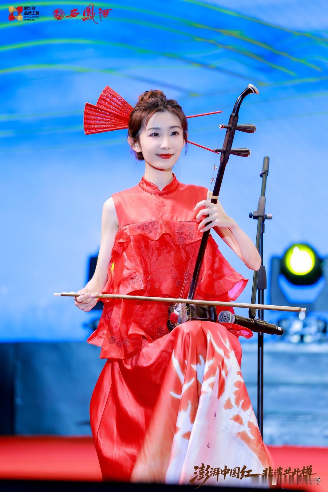 红衣少女弹奏二胡，传统与现代的完美融合！