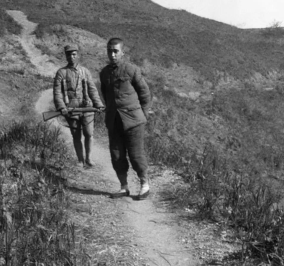 1943年，常德会战后，一名被俘虏的日军，被反绑着双手，被押送着前往战俘营，虽然
