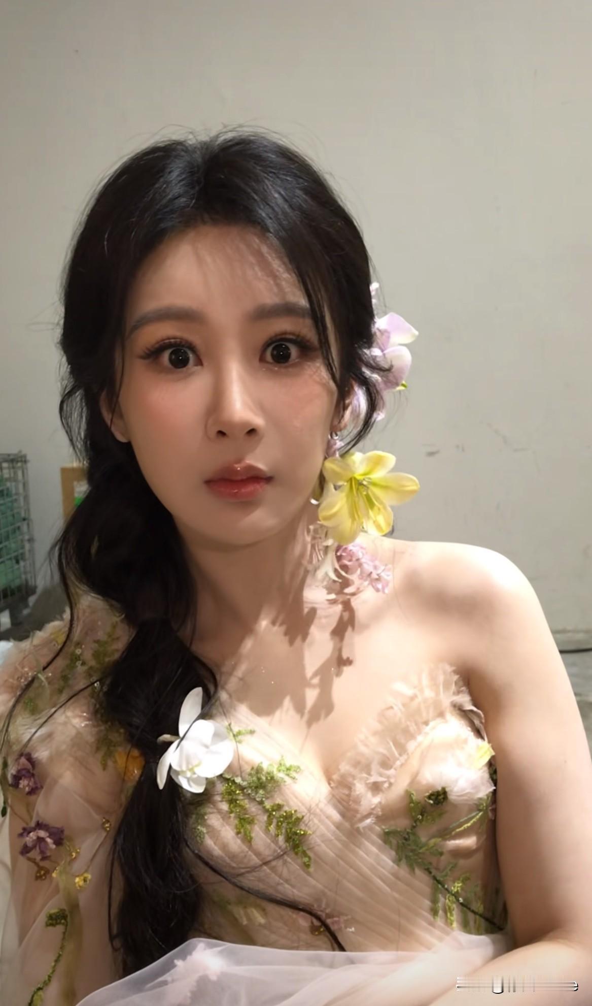 7月9日，杨紫vlog，发直拍，搞抽象
杨紫私下就像一只小猴子，完全没有镜头里顶