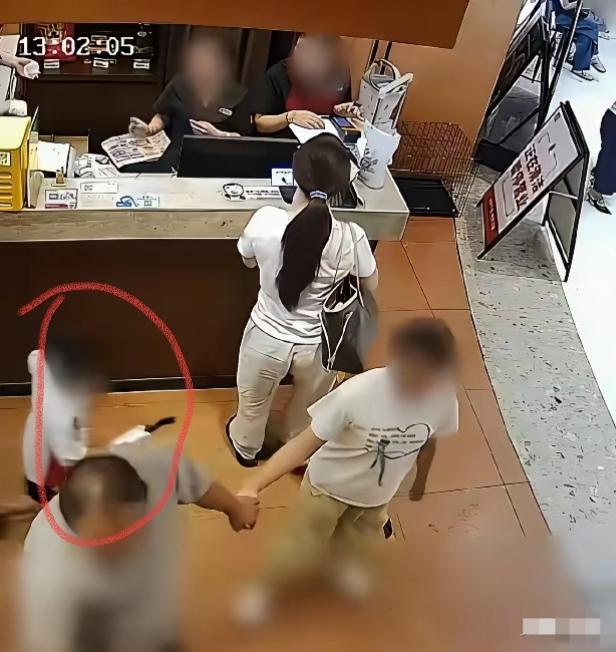 4岁男童无意蹭到，三次调解女子两次碱中毒，摸腚姐承认″做自媒体当然需要流量”！