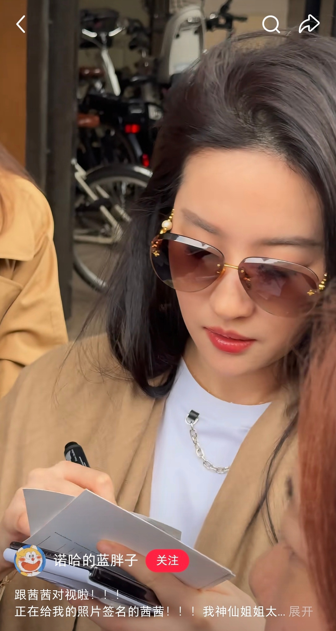 视频截图。天哪怼这么近都好美！好牛的面部平整度