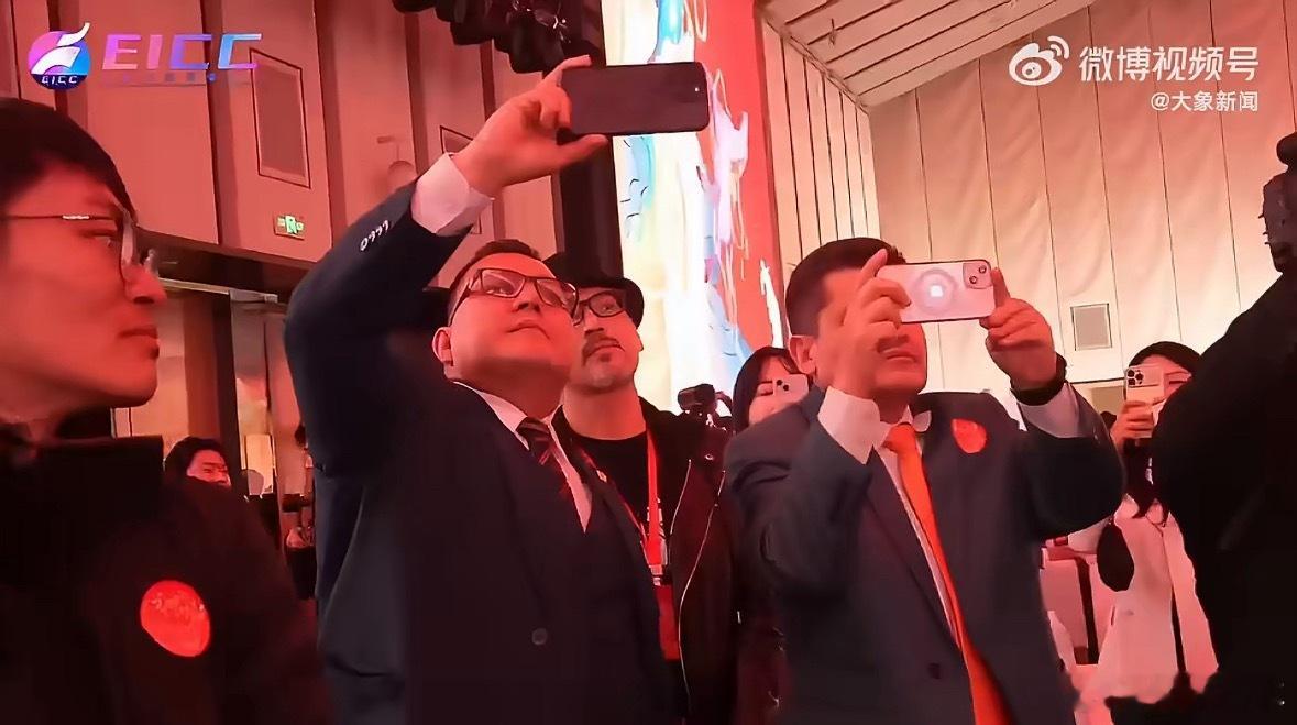 要不说还是得国内才有美食，别说老外喜欢河南的好吃的了，我一老内走到河南都拔不动腿