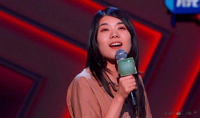 脱口秀和相声有什么区别?

相声是冒犯自己，取悦别人；

脱口秀是冒犯别人，取悦